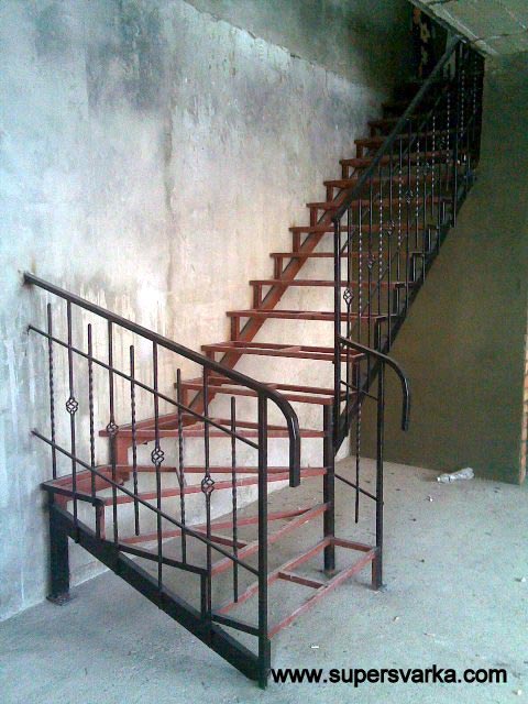 простая металлическая лестница