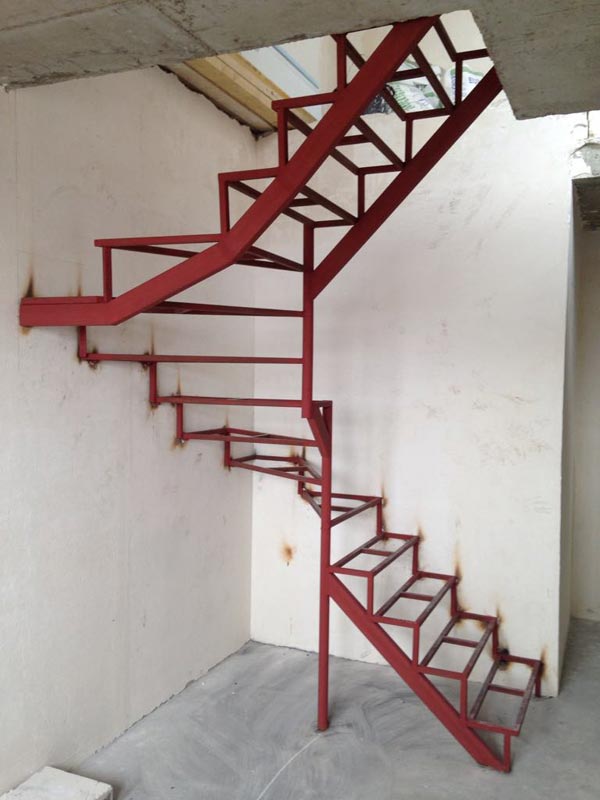  металлическая лестница на второй этаж