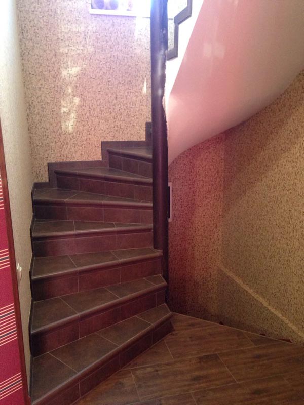 классическая металлическая винтовая лестница