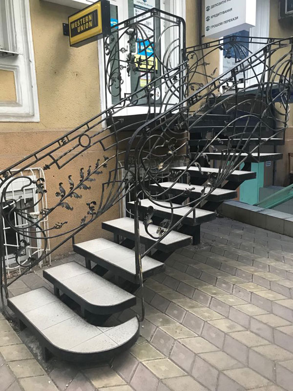  винтовая металлическая лестница на второй этаж